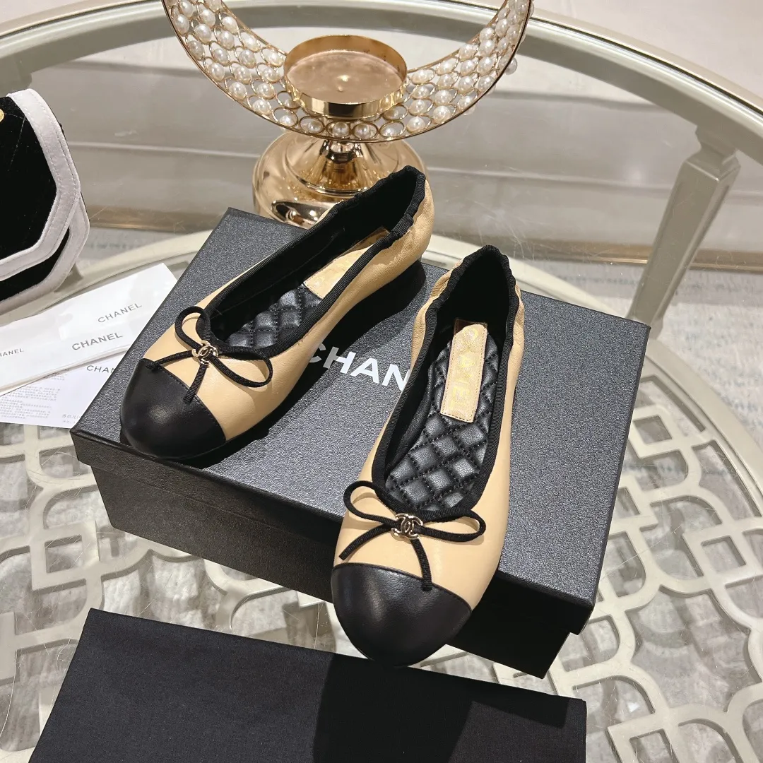 👟👟Ex-factory price 540👟👟 🌹🌹🌹2025 latest CHANEL Chanel early spring catwalk new model 🌸️Purchased the original version in Hong Kong and opened the mold exclusively. Top quality % genuine last developed with smooth lines. The shoe shape is perfect and can be safely entered and exited from the counter! Official website 1:1 production. 🇮🇹🇮🇹🇮🇹 Material: Mixed sheepskin imported from Italy & private molded double C buckle and letters are delicate, smooth, shiny and feel great! 💅The fabric and the feet are made of the same material, which is great on the feet! ! ! Color: black/apricot Code number: 34-40 (custom-made sizes 41 and 42 are non-refundable)